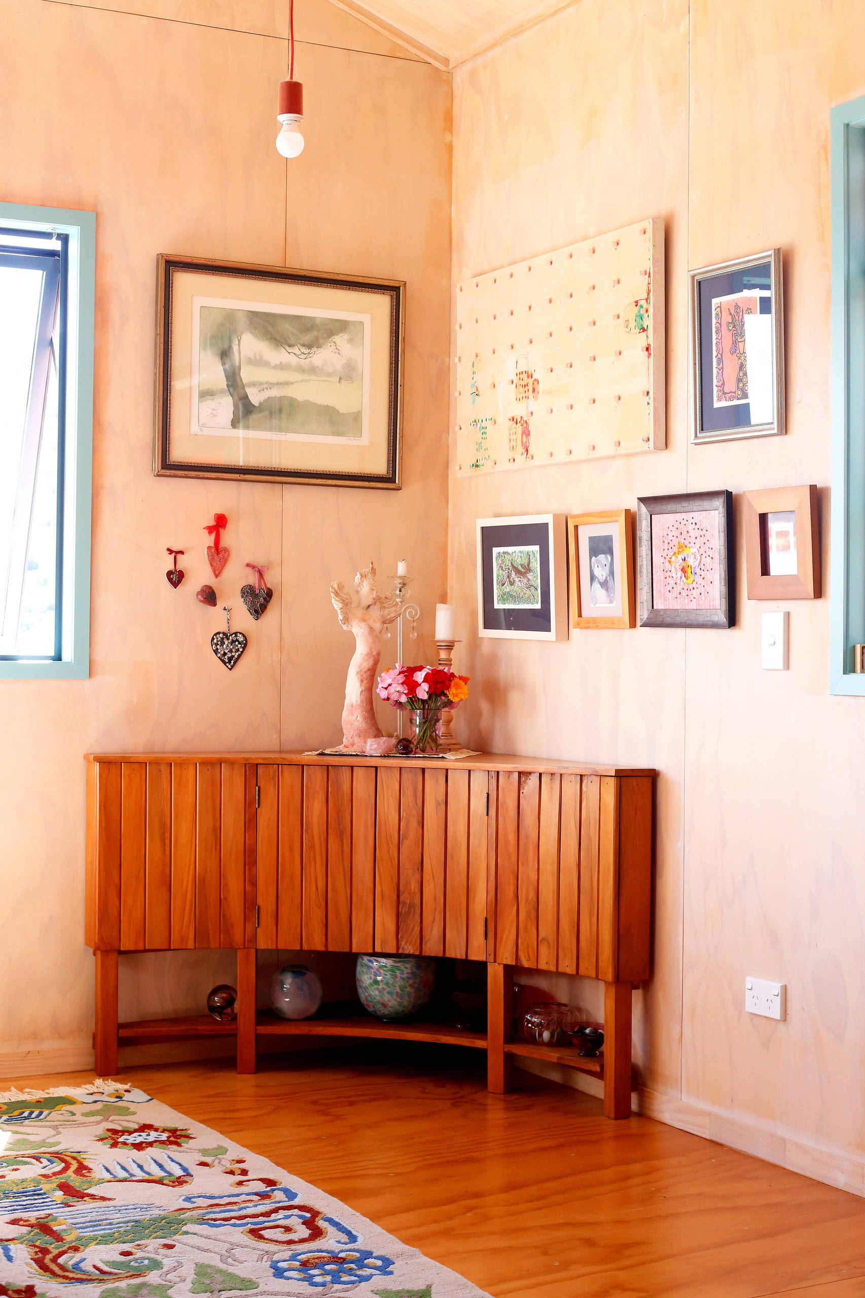 Houzz Новая Зеландия: Яркий дом с цветными рамами