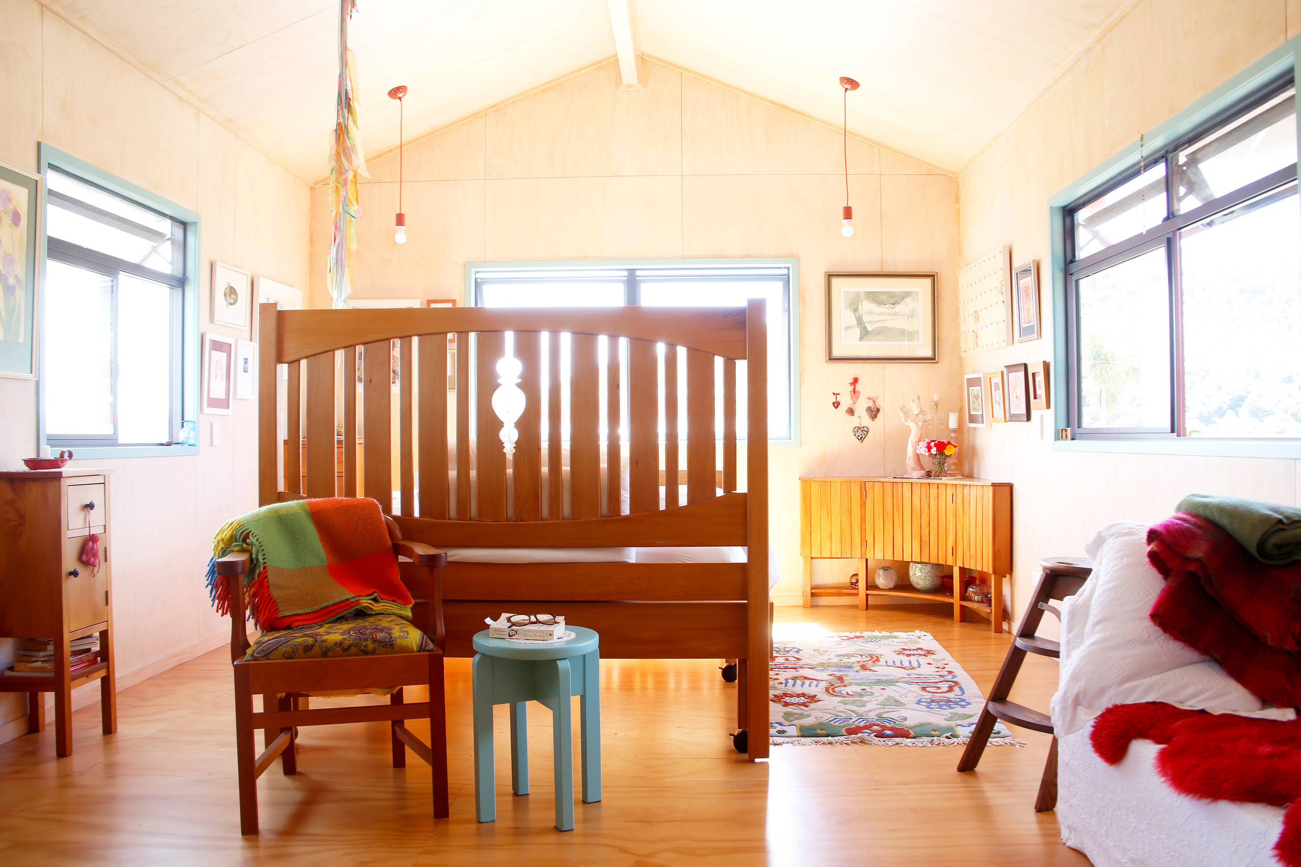 Houzz Новая Зеландия: Яркий дом с цветными рамами