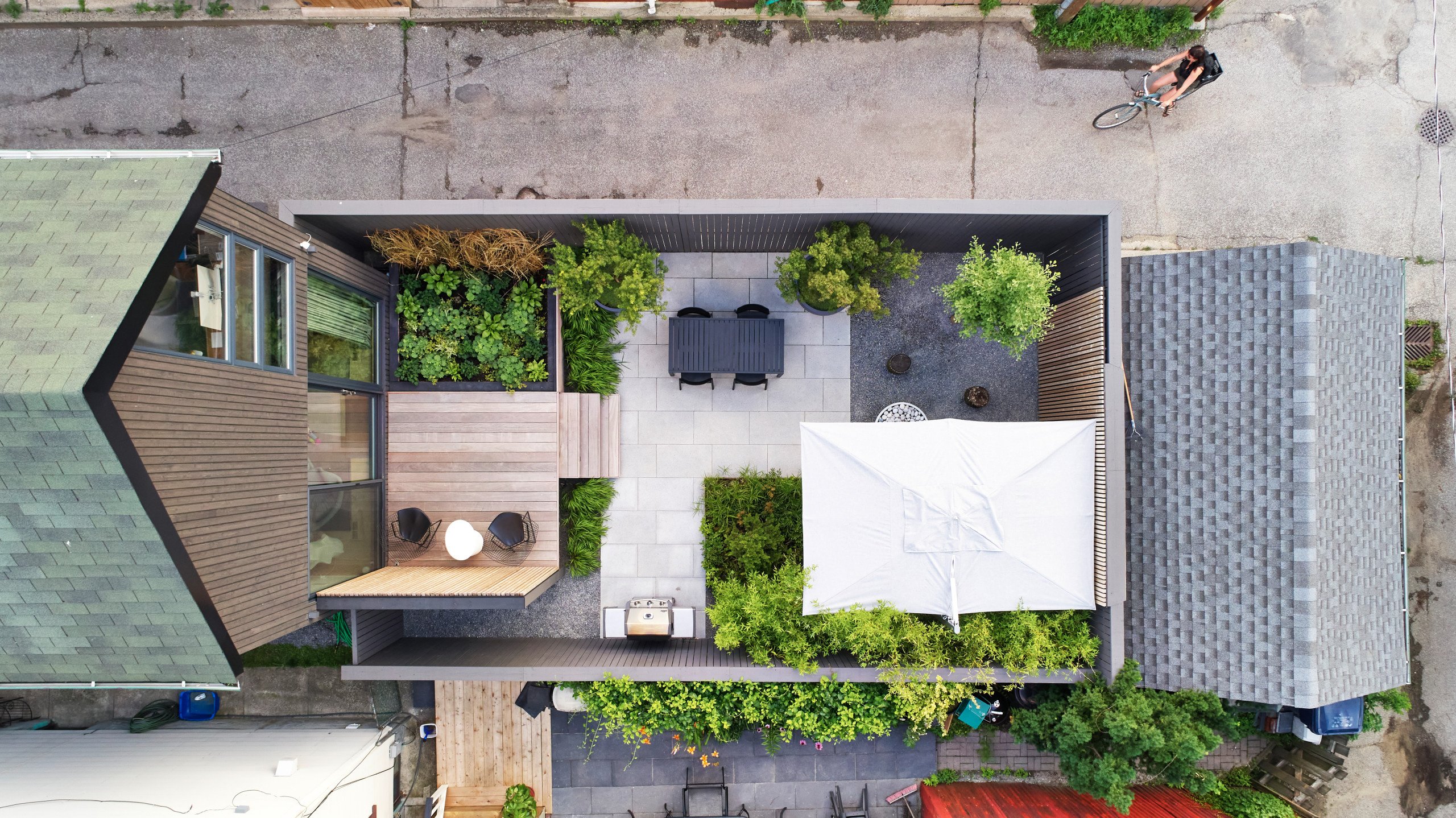 Сад недели: Крошечный дворик в центре Торонто