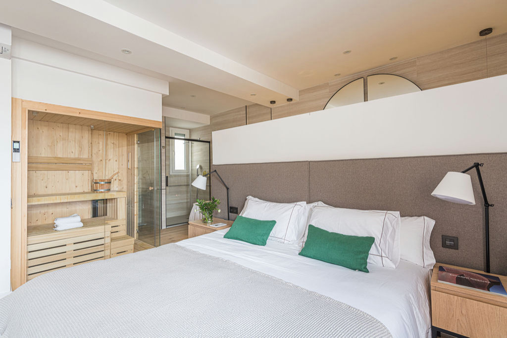 Houzz Испания: Спальня для врача с... сауной