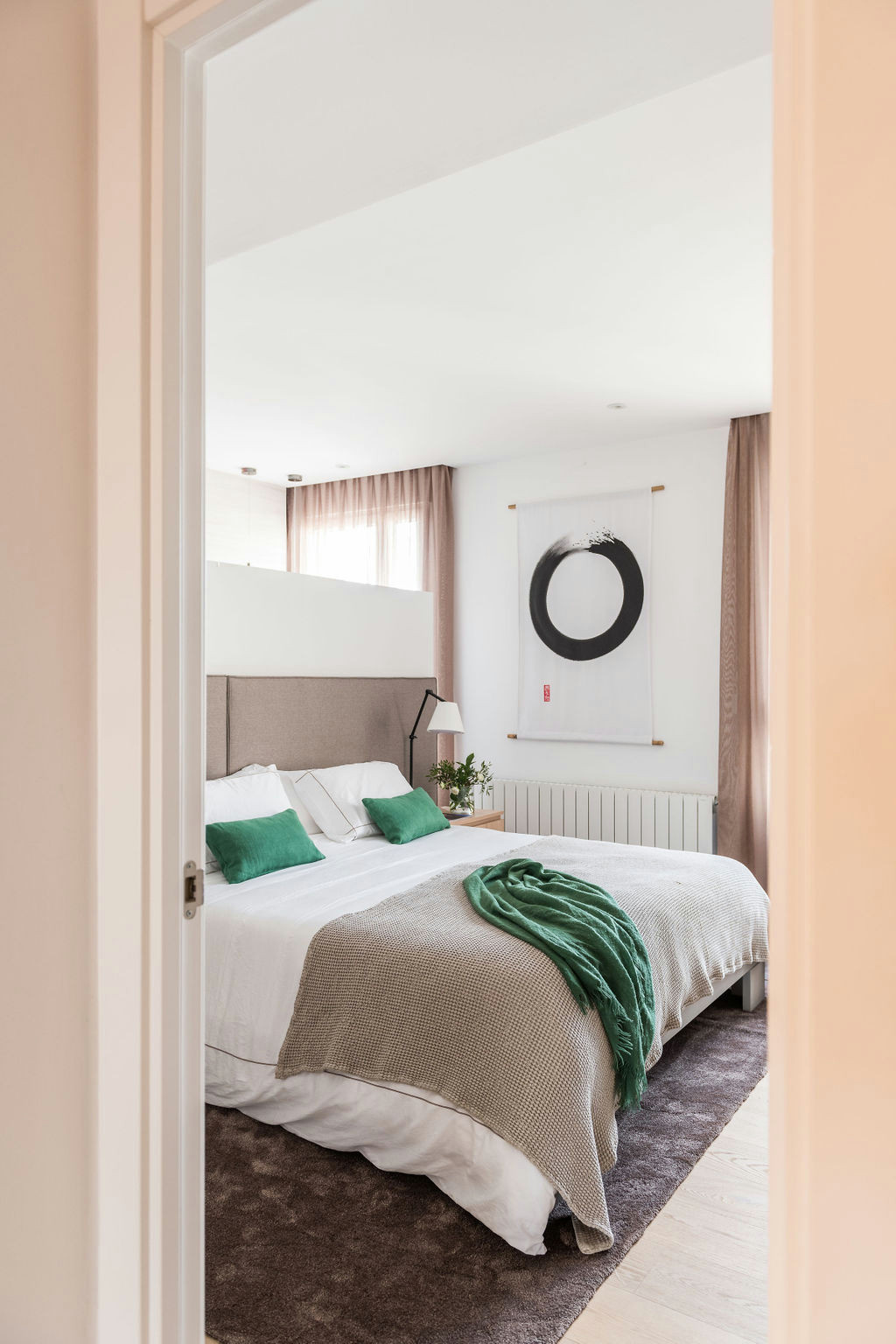 Houzz Испания: Спальня для врача с... сауной