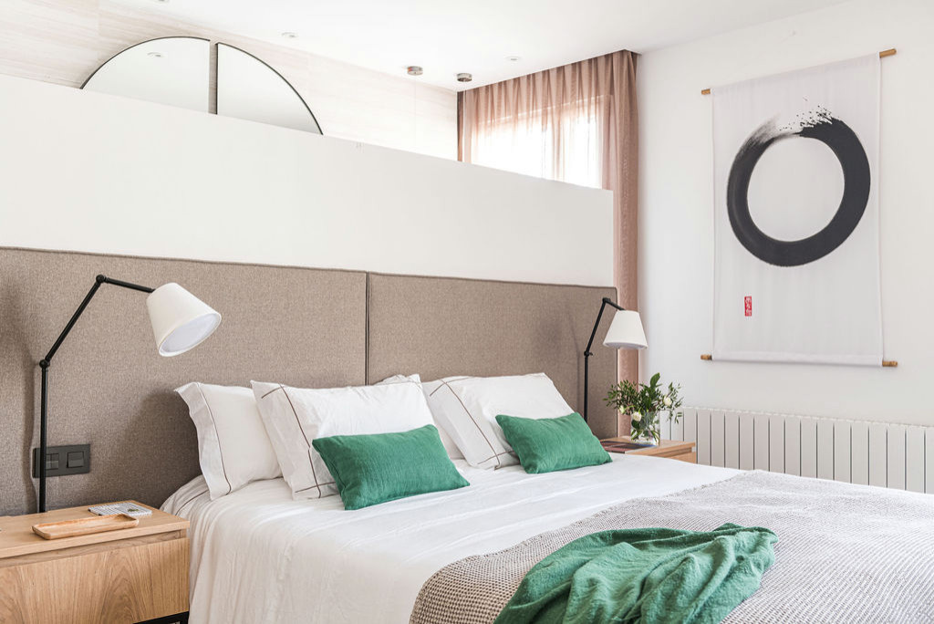 Houzz Испания: Спальня для врача с... сауной