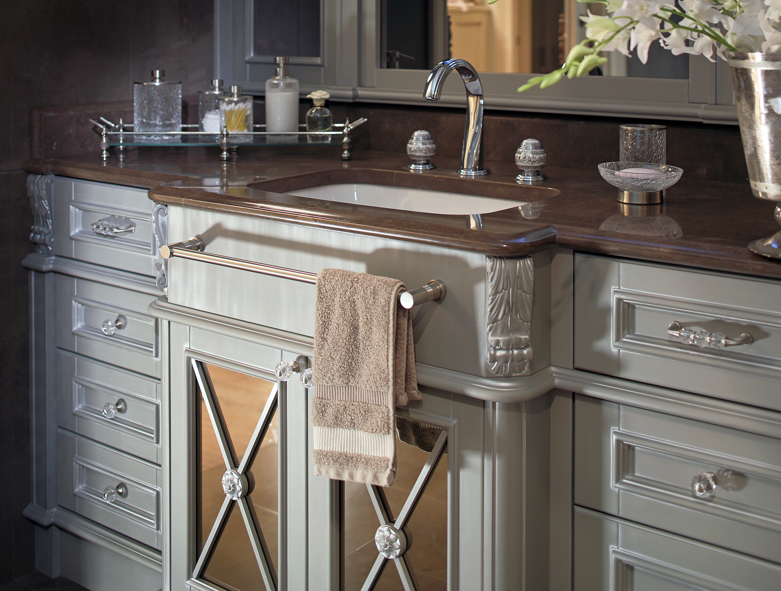 Houzz тур: Изысканная неоклассика в ярких тонах