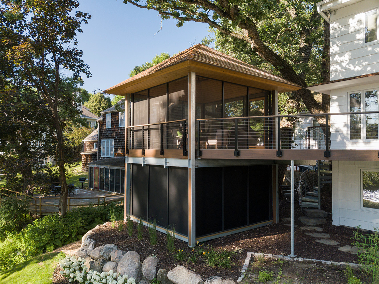 Проект недели: Крыльцо и терраса с видом на ручей в Миннесоте