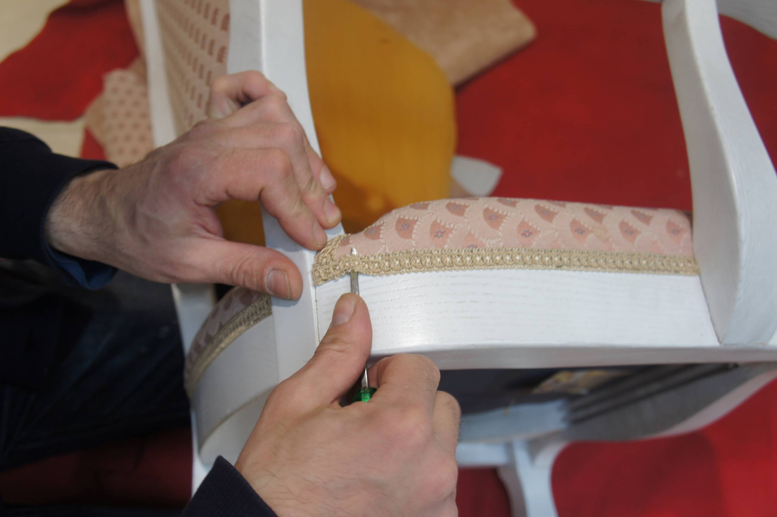 Своими руками: Как поменять обивку мягкого стула