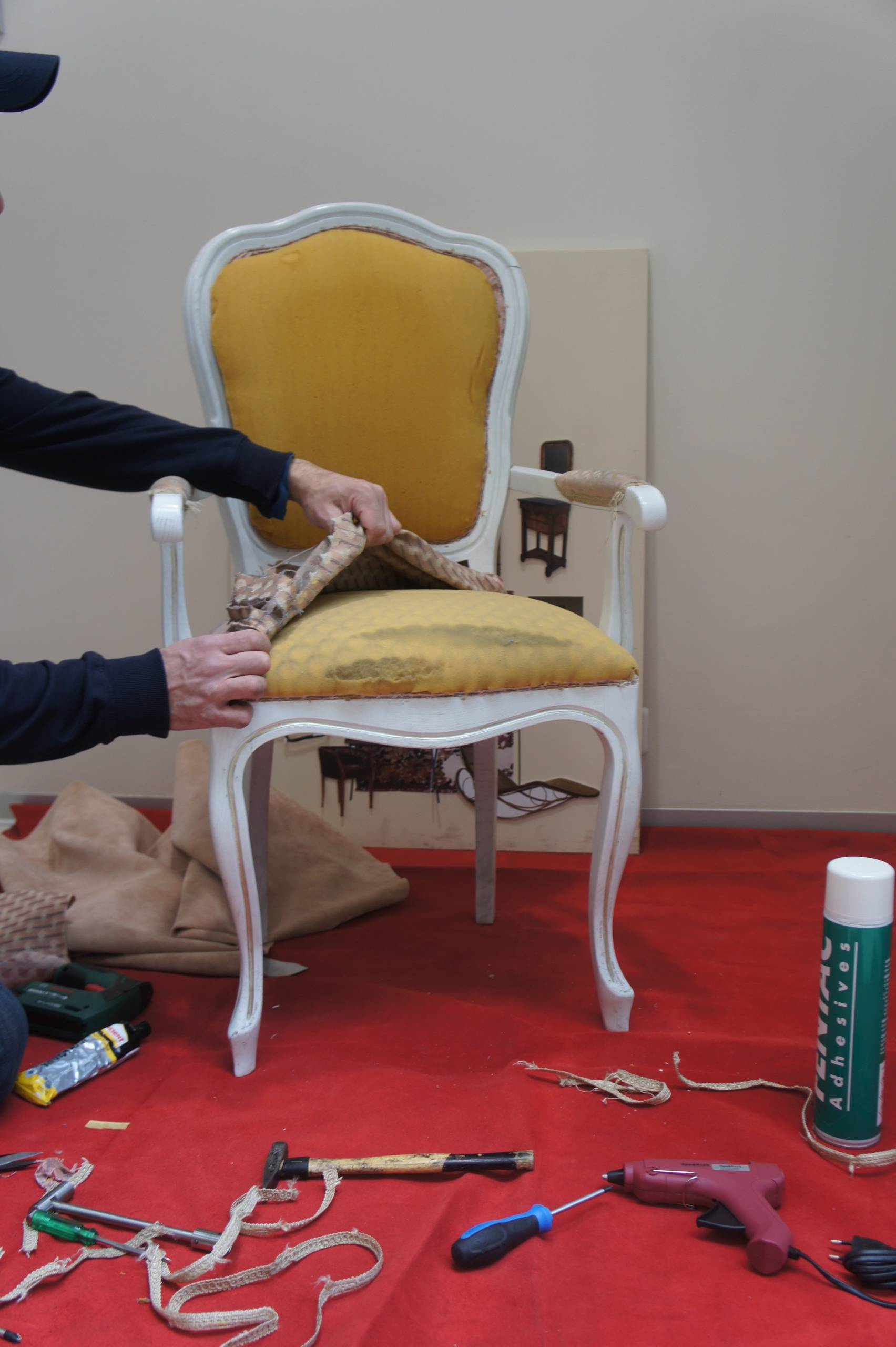 Своими руками: Как поменять обивку мягкого стула