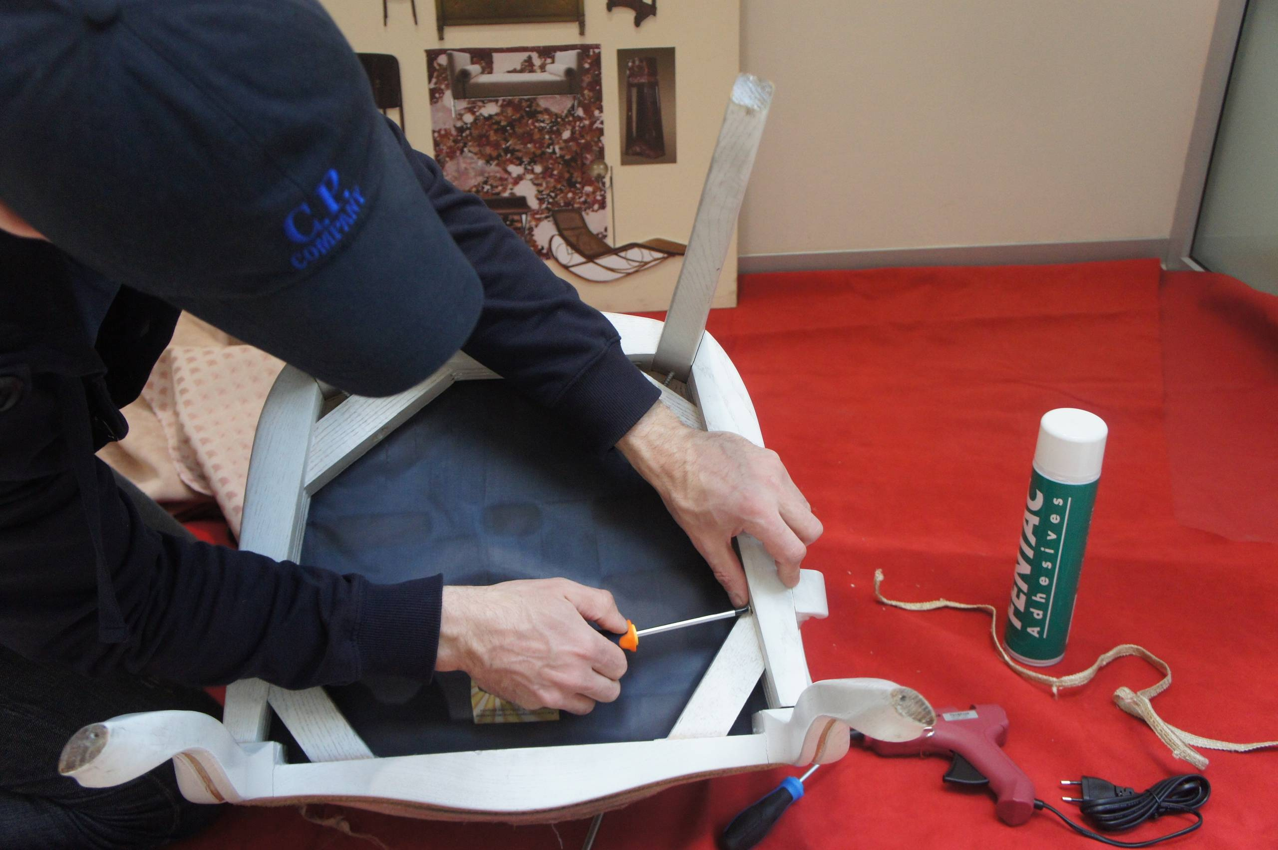 Своими руками: Как поменять обивку мягкого стула