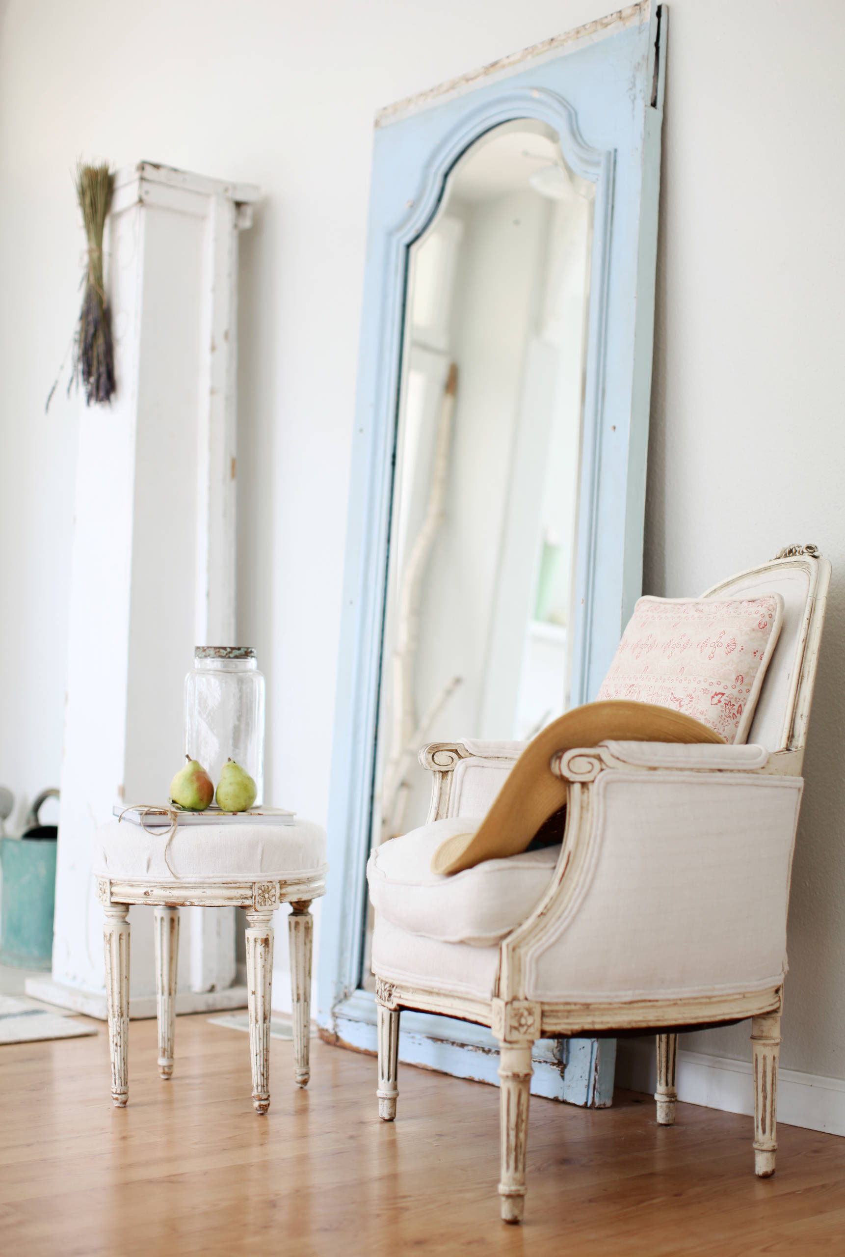 9 советов, как обыграть мебель из беленого дерева в интерьере