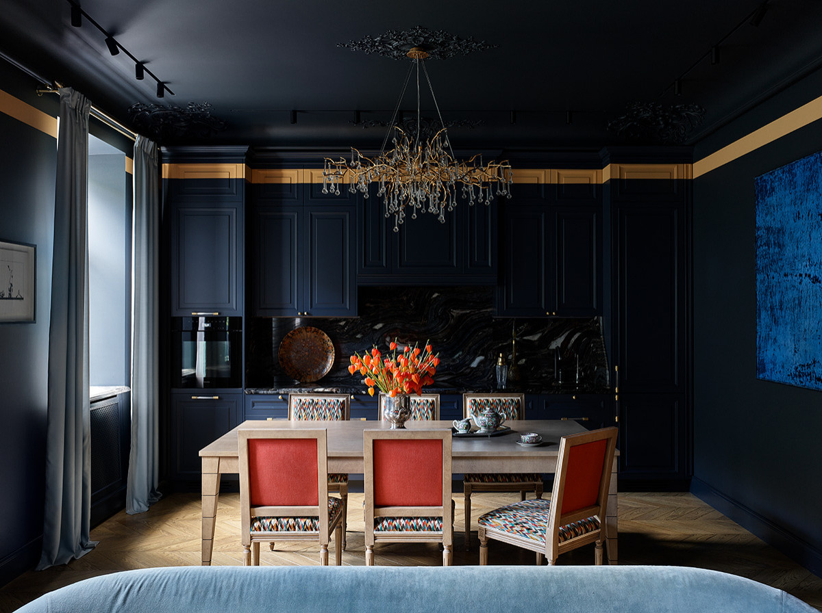 Houzz тур: Неоклассика в старом фонде – с цветными потолками