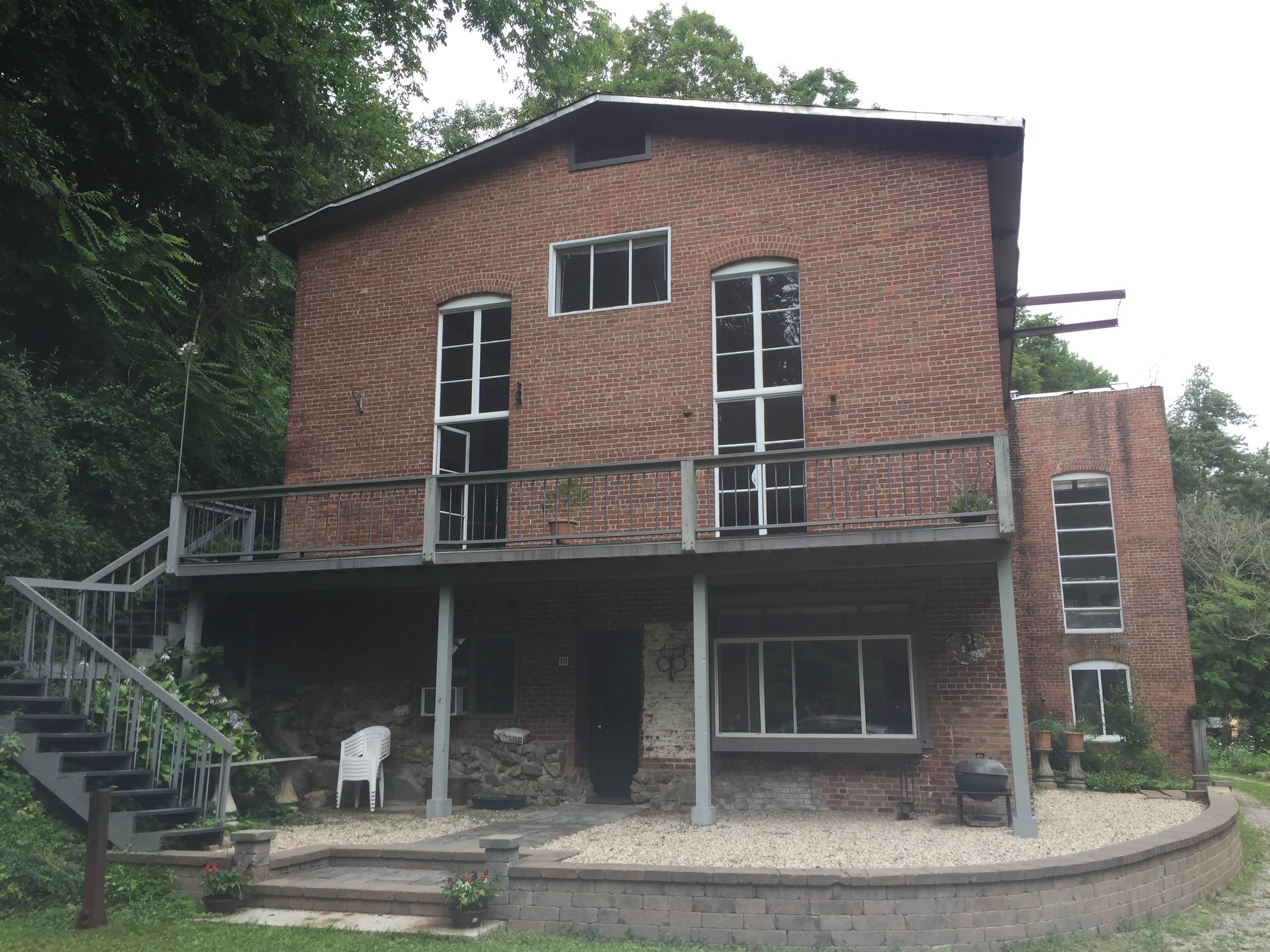 До и после: Из корпуса завода — в дом для отдыха под Нью-Йорком