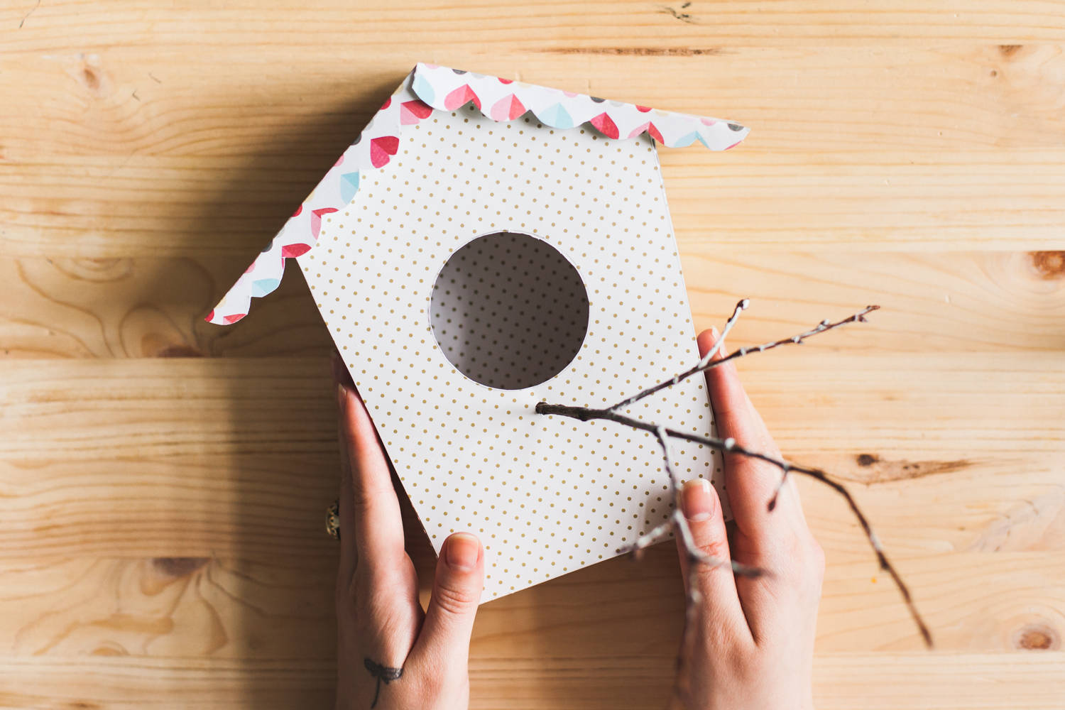 DIY: Декоративный скворечник для птиц из бумаги и картона