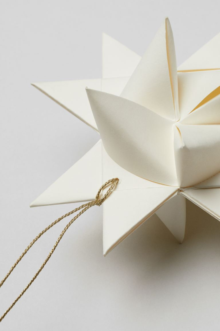 Новый год 2022: три модных схемы для украшения дома и елки