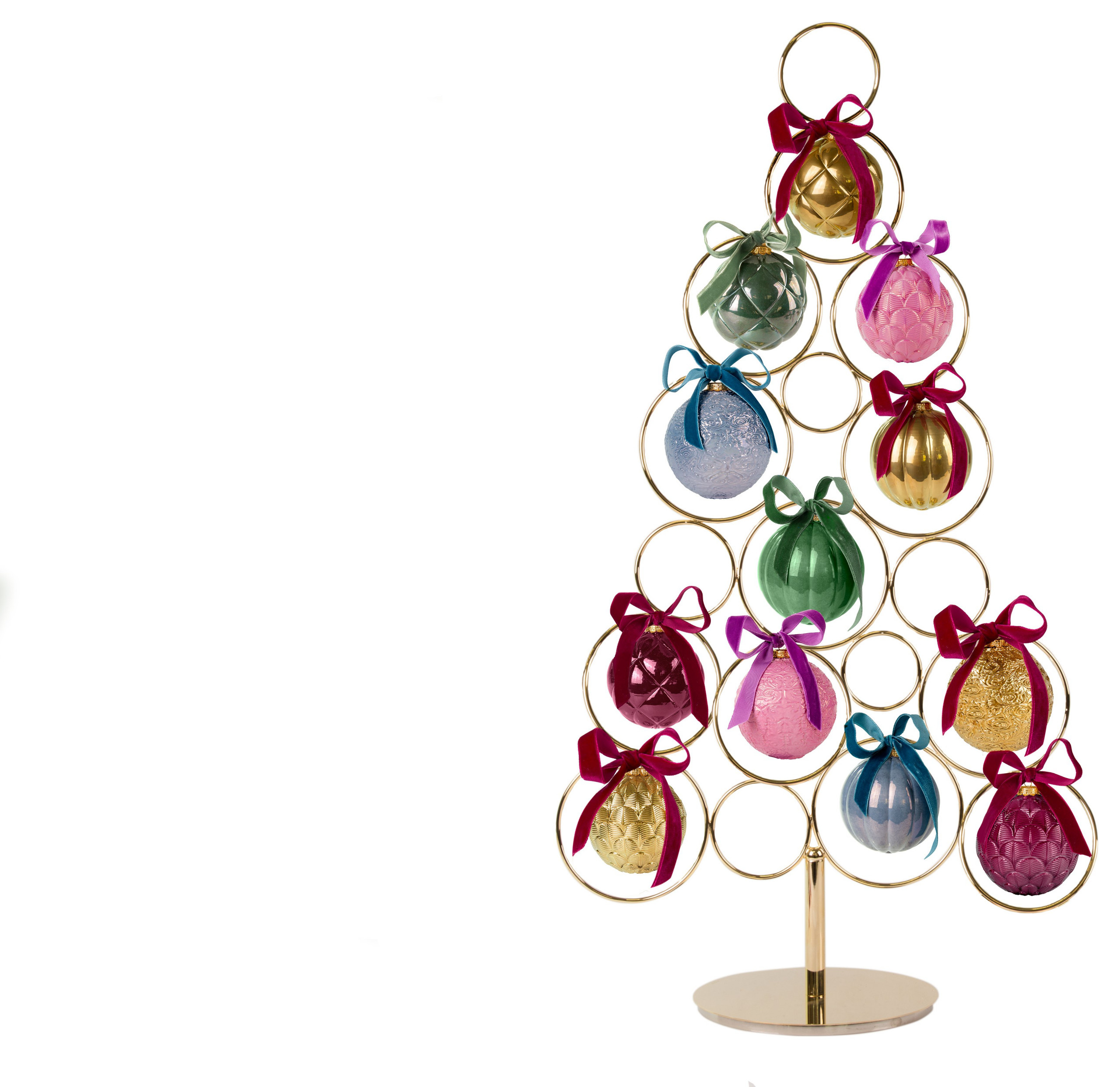 Новый год 2022: три модных схемы для украшения дома и елки