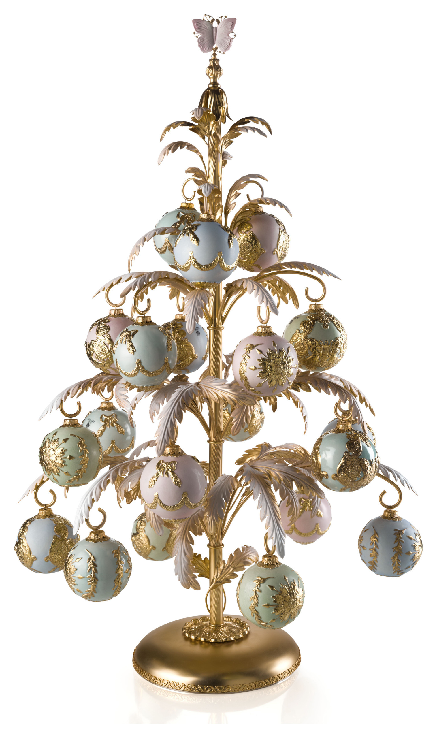 Новый год 2022: три модных схемы для украшения дома и елки