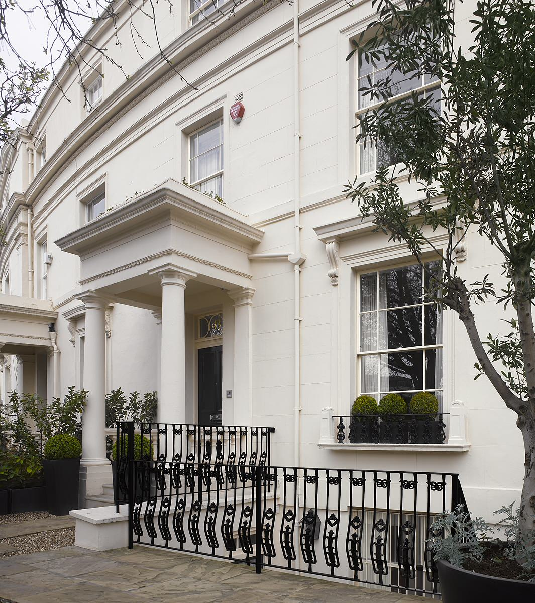 Вопрос: Как разбить сад за окном в цветочнице