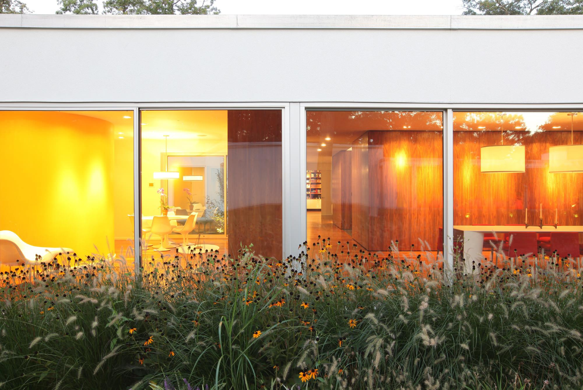 Вопрос: Как разбить сад за окном в цветочнице