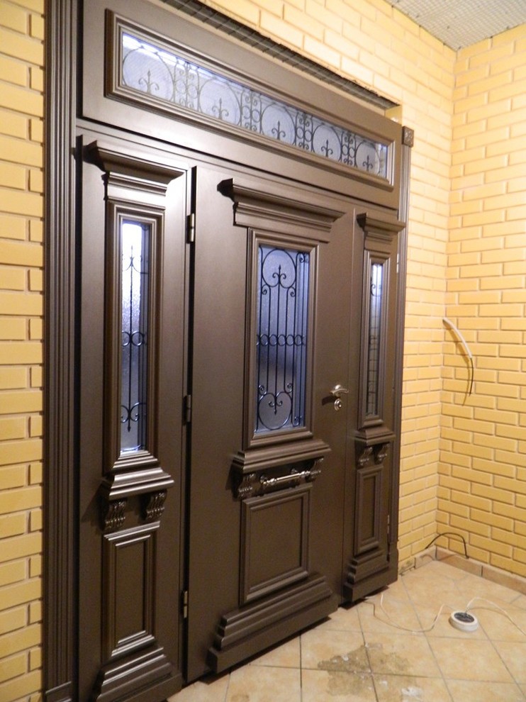 Входная группа в шоколадном цвете