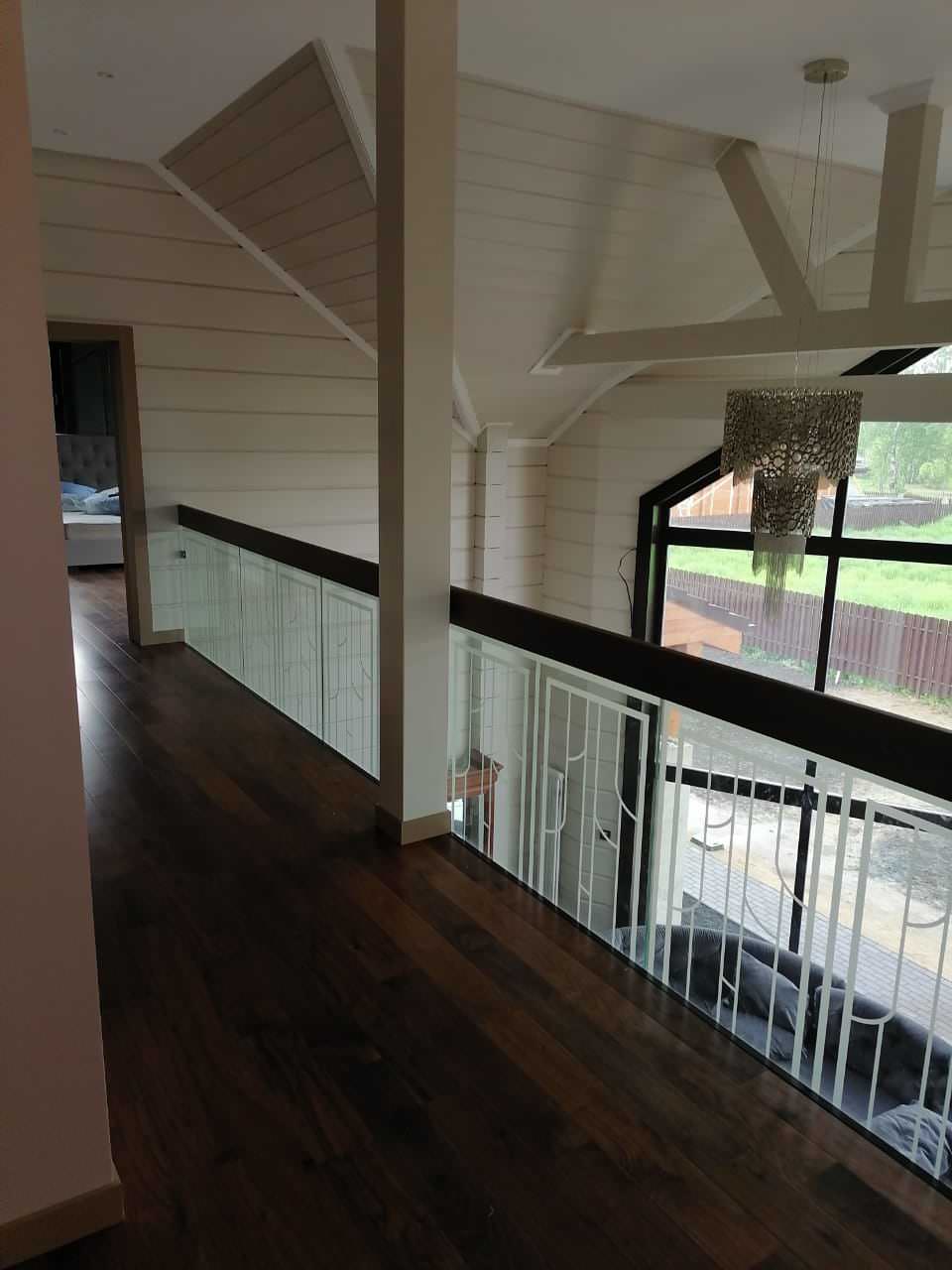 Лестница на металлокаркасе со перилами из стекла