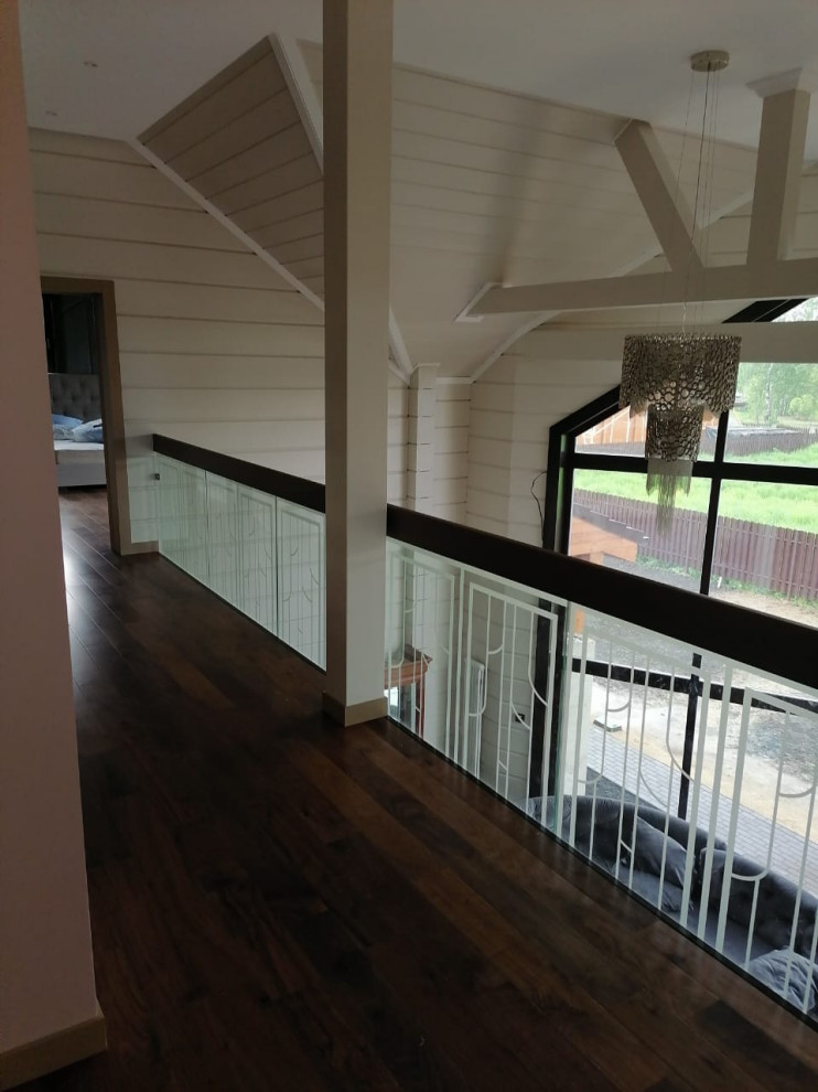 Лестница на металлокаркасе со перилами из стекла