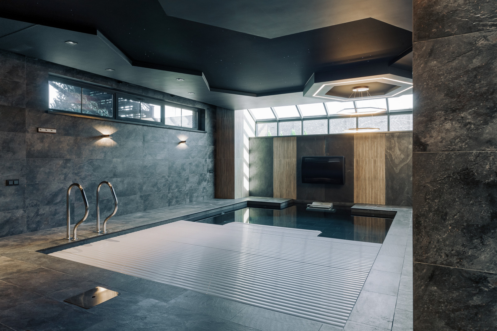 Сауна с бассейном в цоколе частного дома.