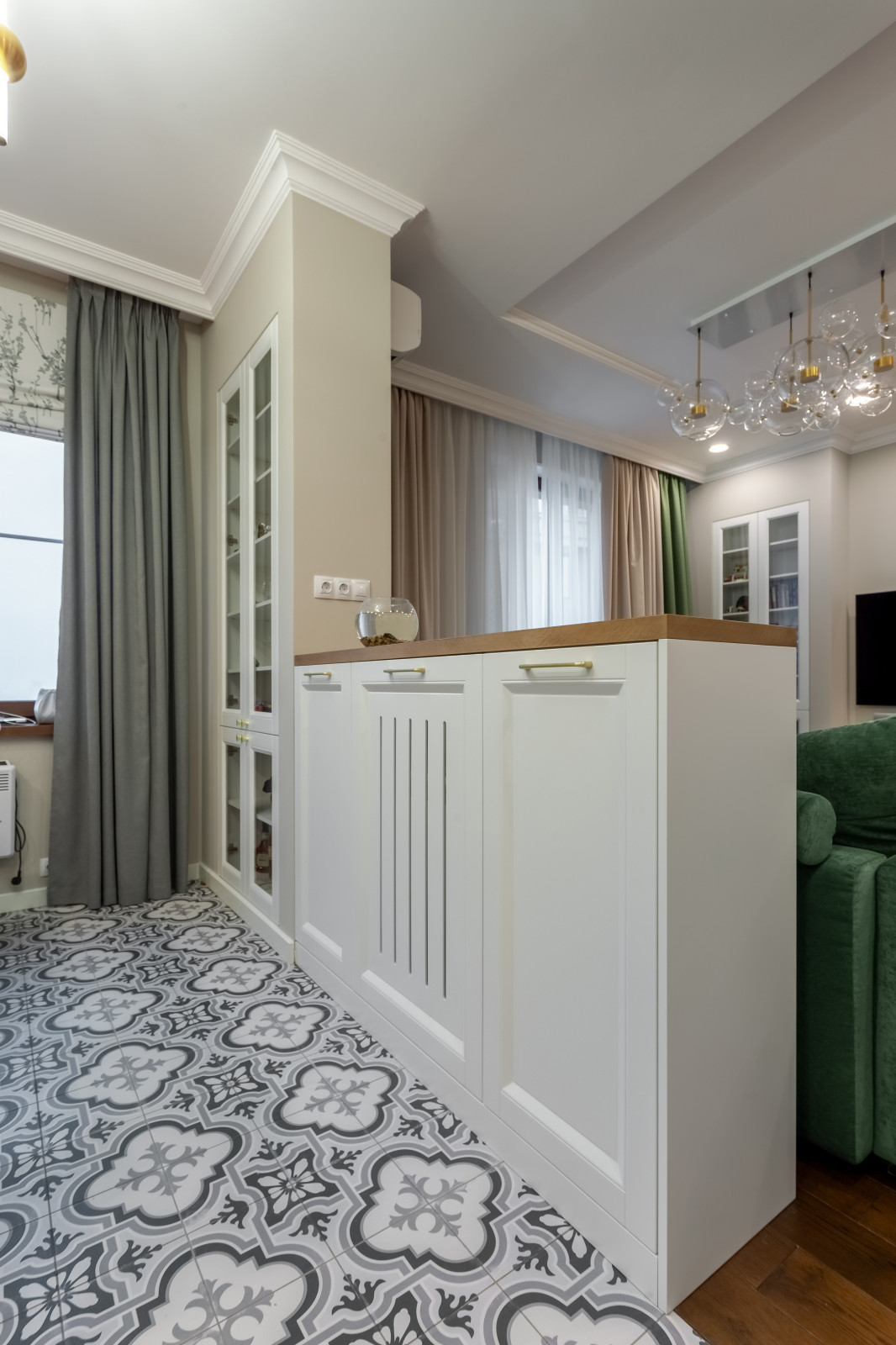 Тумба, разделяющая кухню и гостиную и скрывающая радиаторы