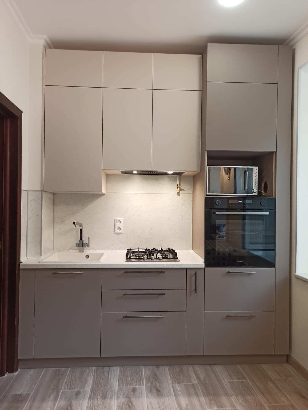 Обложка проекта: Небольшая кухня в бежевых тонах с комодом