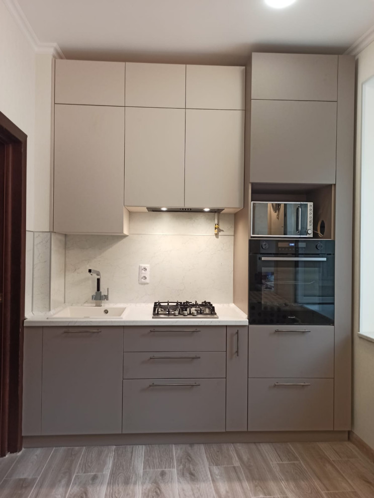 Обложка проекта: Небольшая кухня в бежевых тонах с комодом