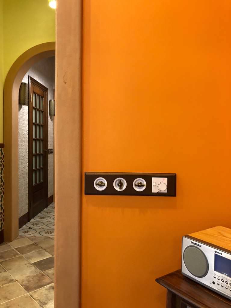 Винтажная электрика Salvador для скрытого монтажа в интерьере загородного дома.