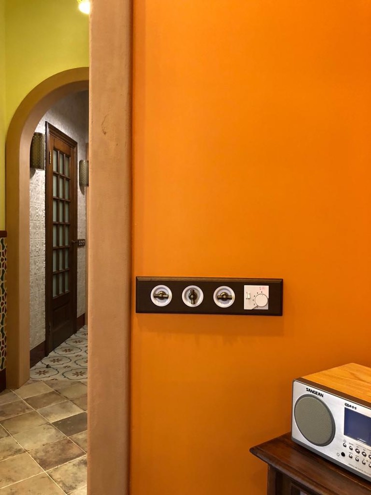 Винтажная электрика Salvador для скрытого монтажа в интерьере загородного дома.