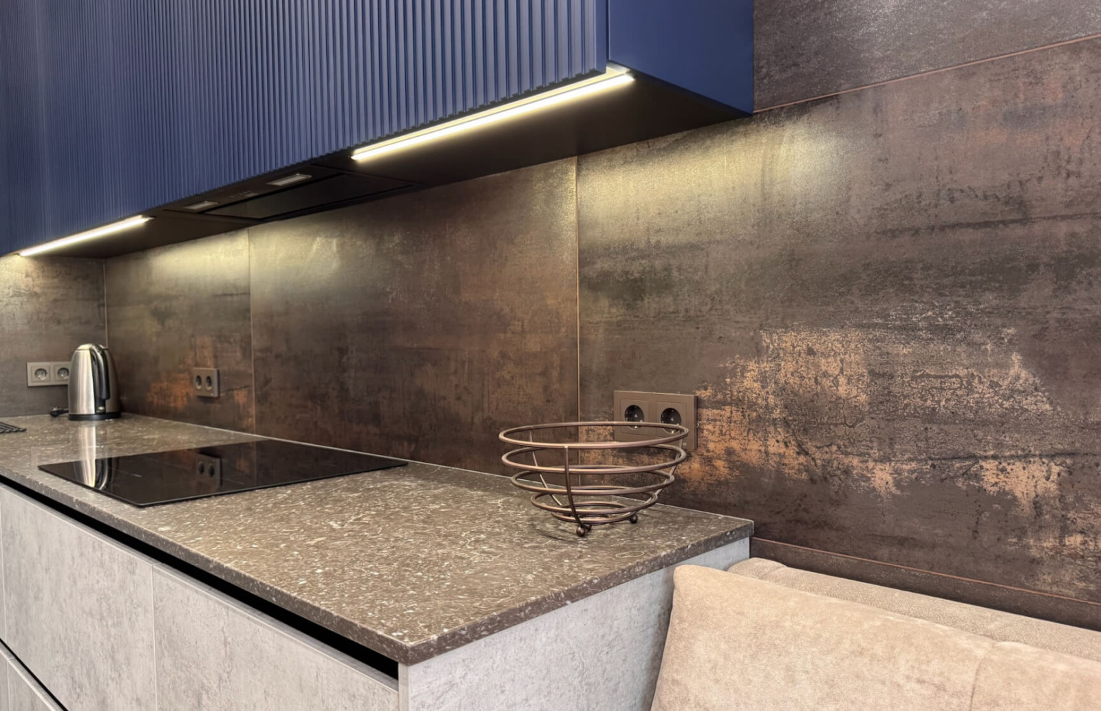 Современная угловая кухня лаконичный графит