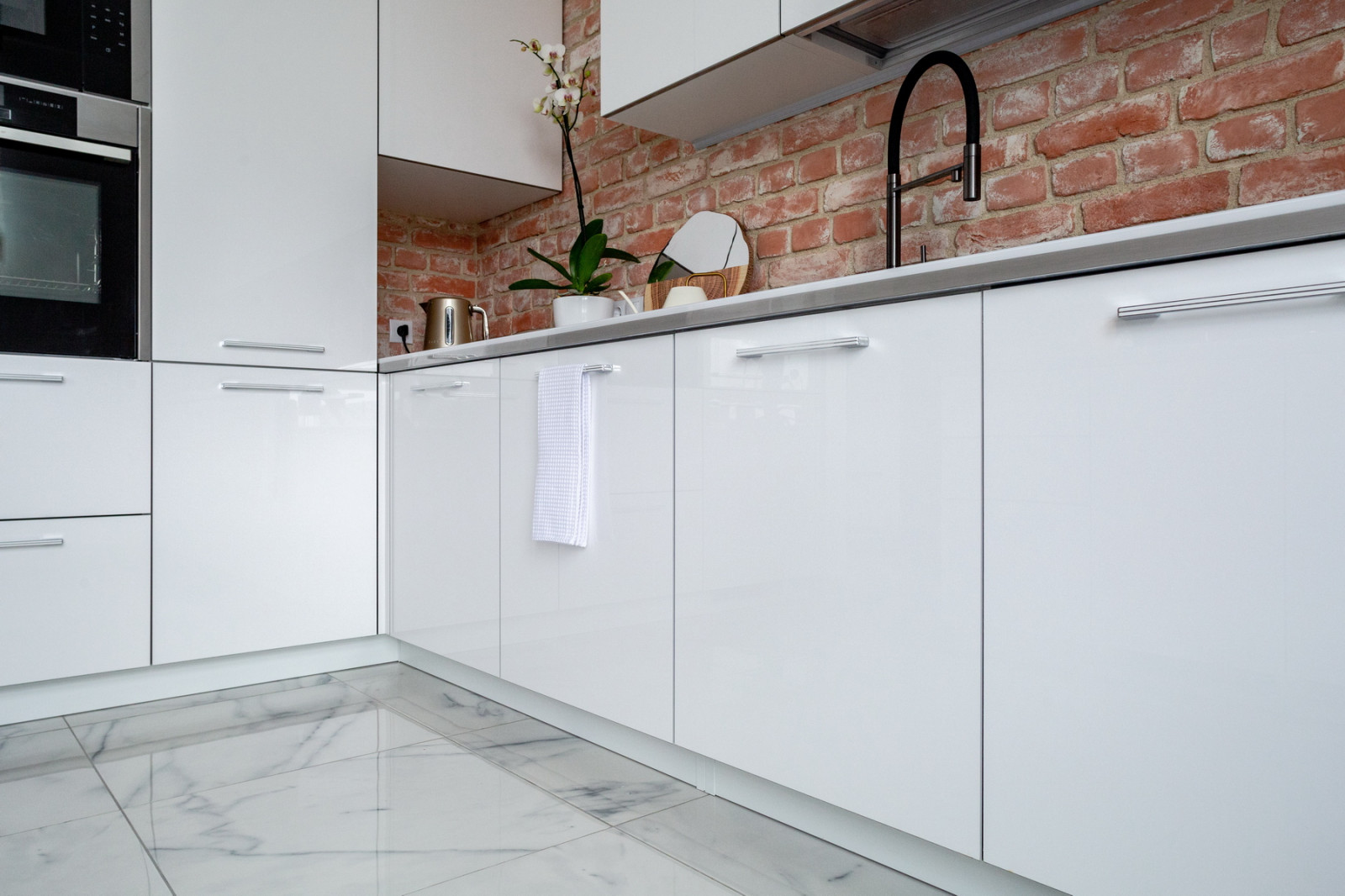 Белоснежная кухня фабрики "Кухонный двор"