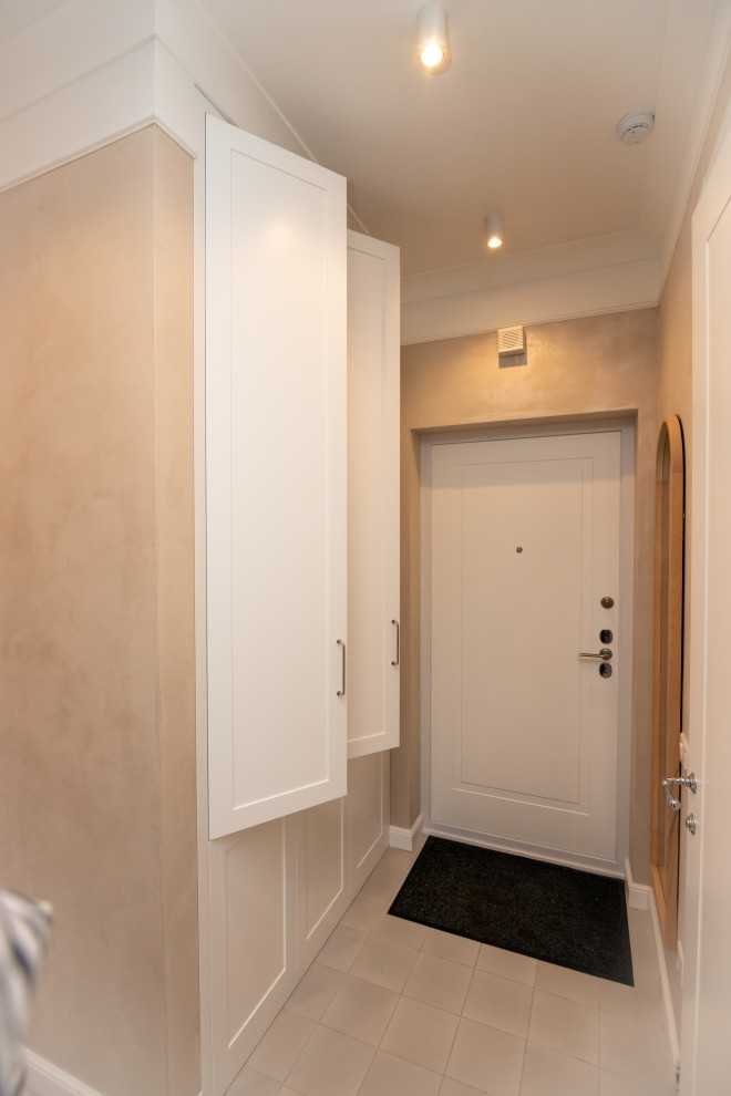 Шкафы в прихожую и спальню в неоклассическом стиле