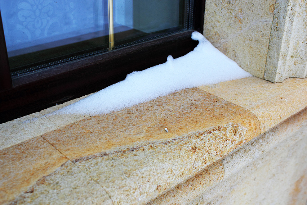 Облицовка природным камнем комплекса для отдыха с беседкой.