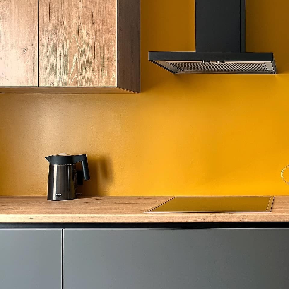 Стильная серая угловая кухня с экстраматовыми фасадами