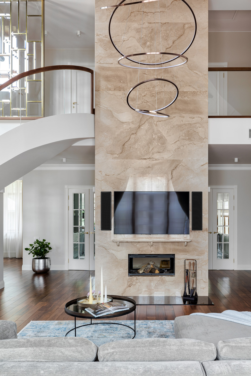 Гостиная зона с видом на двусторонний камин.