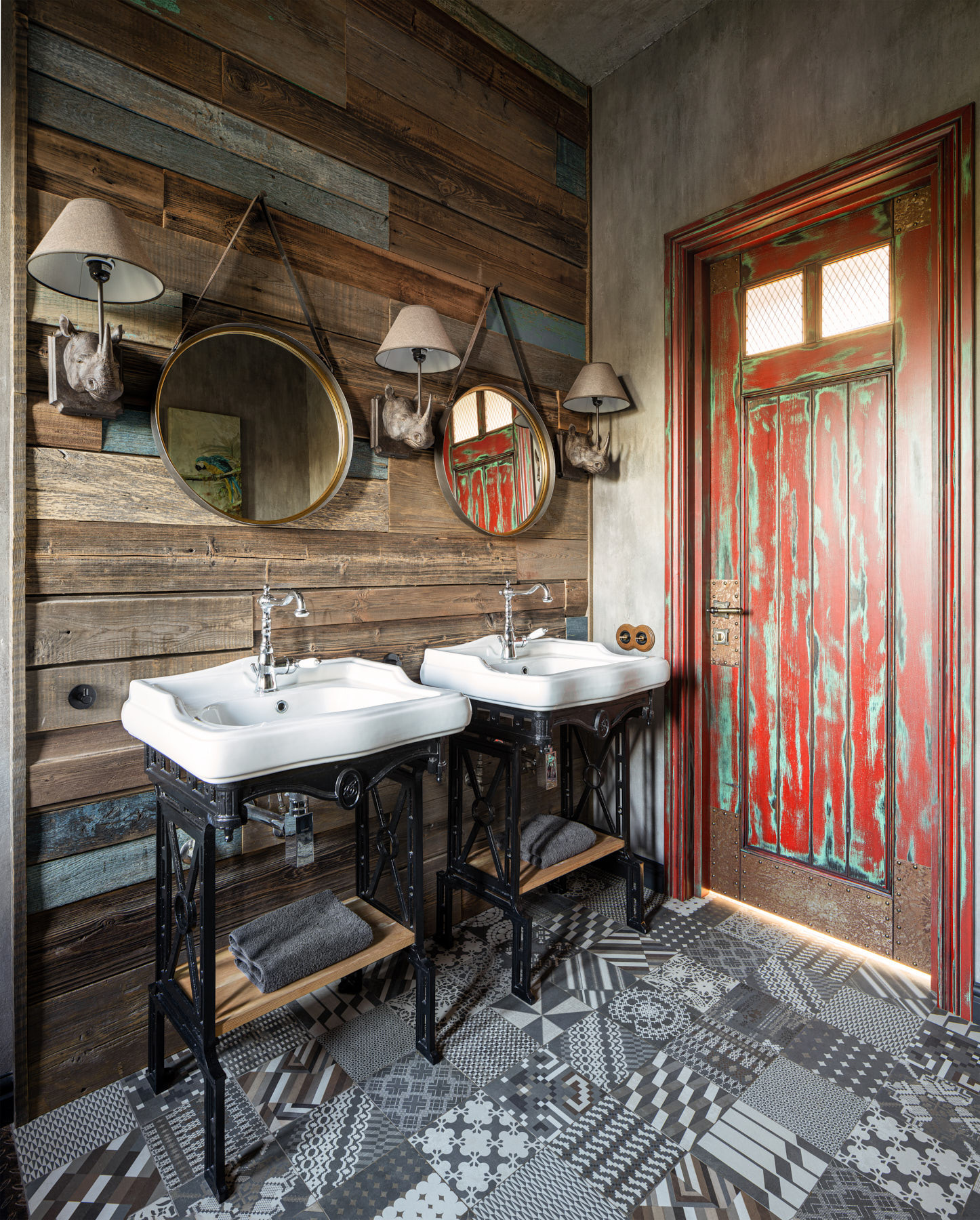 Houzz тур: Дом с напольным бордюром из старых чугунных плит