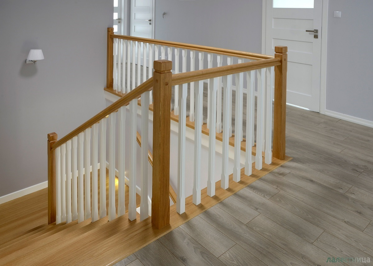 Обложка проекта: Деревянная П-образная лестница в частном доме