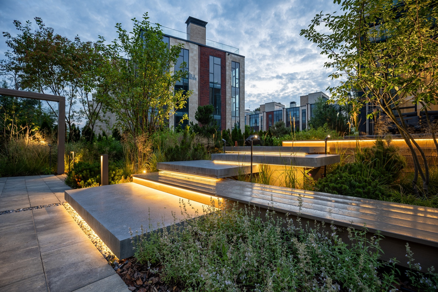 Освещение участка в таунхаусе Park Fonte