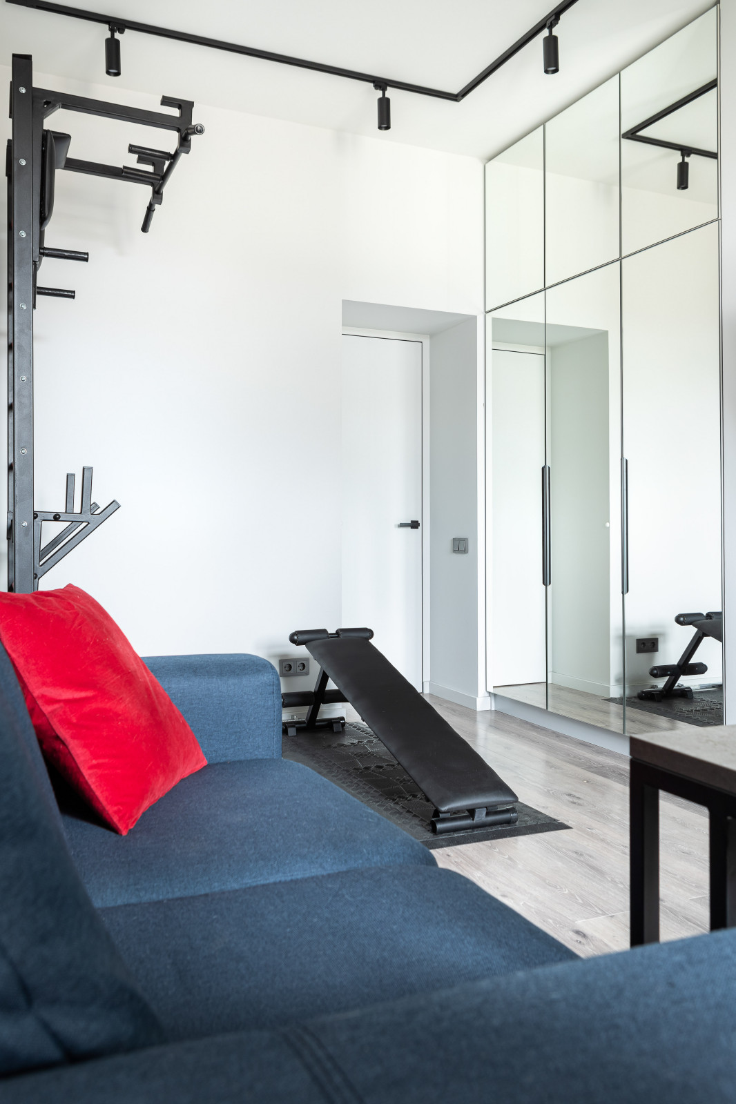 КВАРТИРА С ЯРКИМИ АКЦЕНТАМИ В СТАРОМ ФОНДЕ