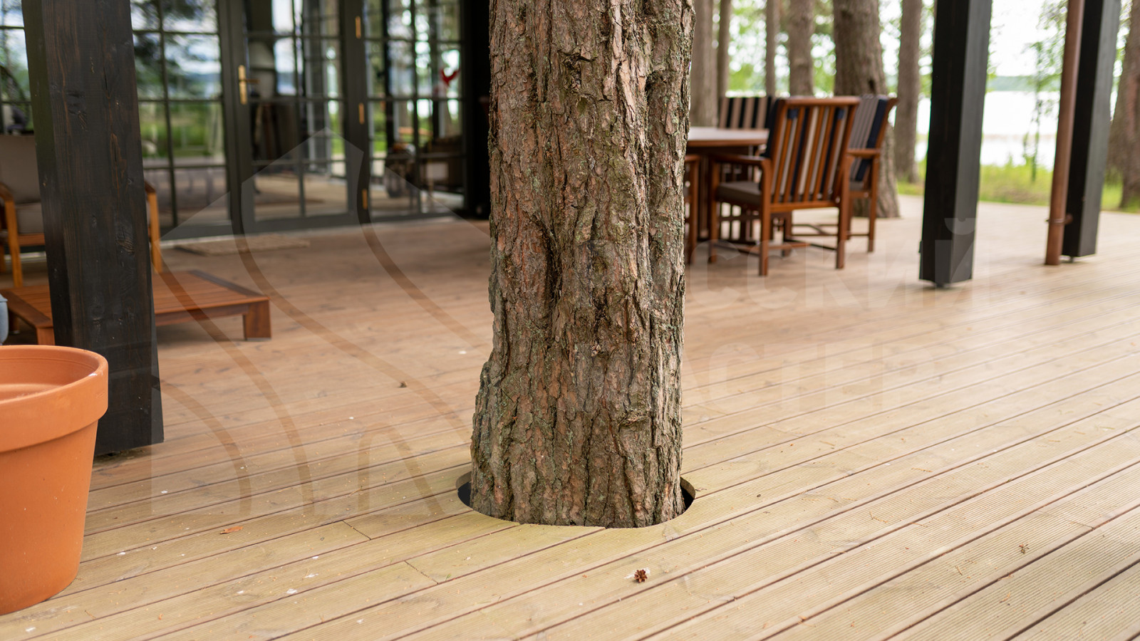 Современный дизайнерский дом с террасой и отделкой из дранки