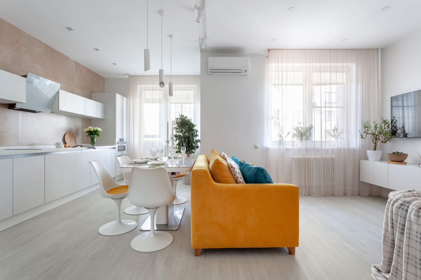 Воздушная квартира с яркими акцентами