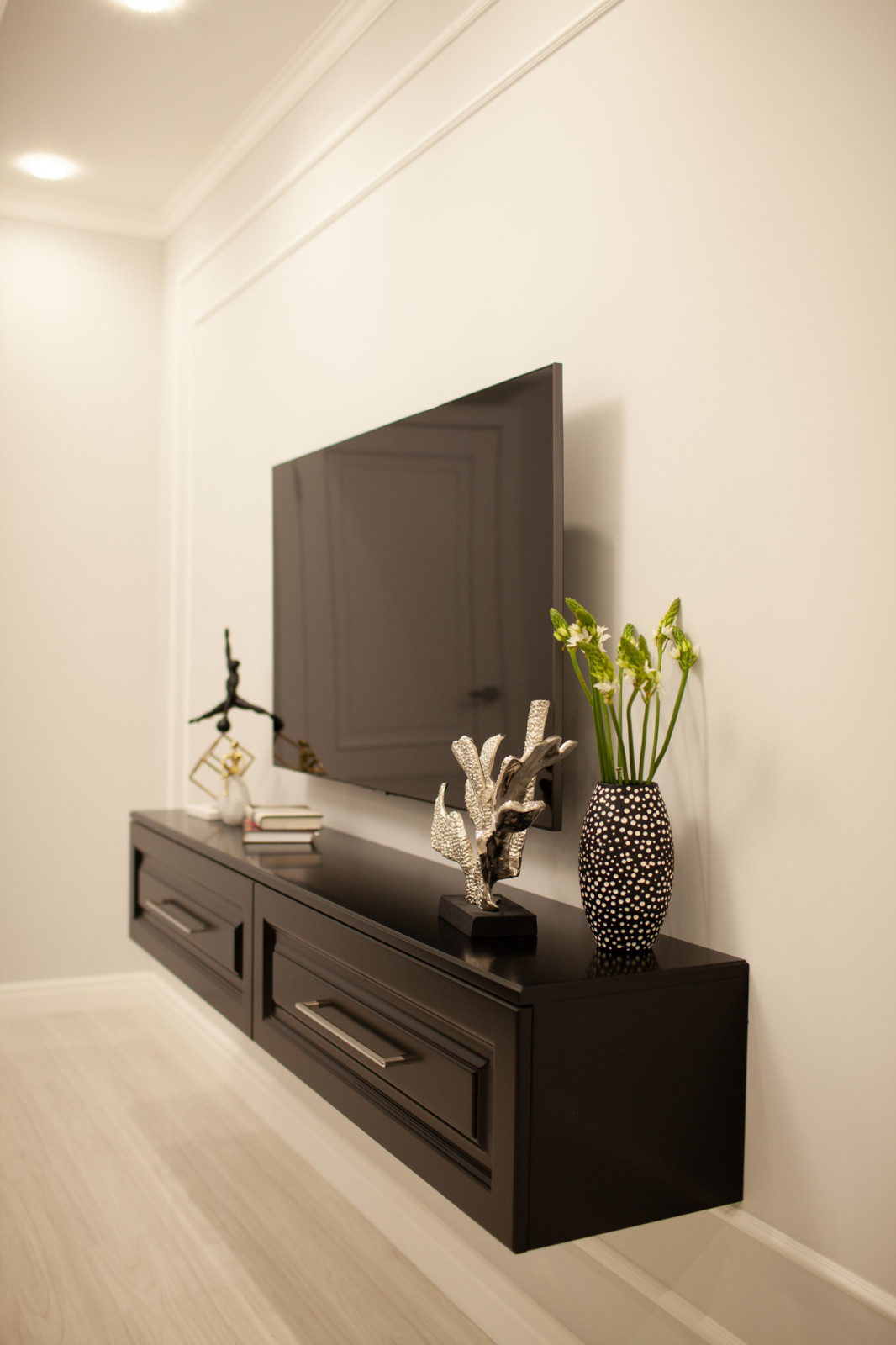 квартира в черно белых тонах