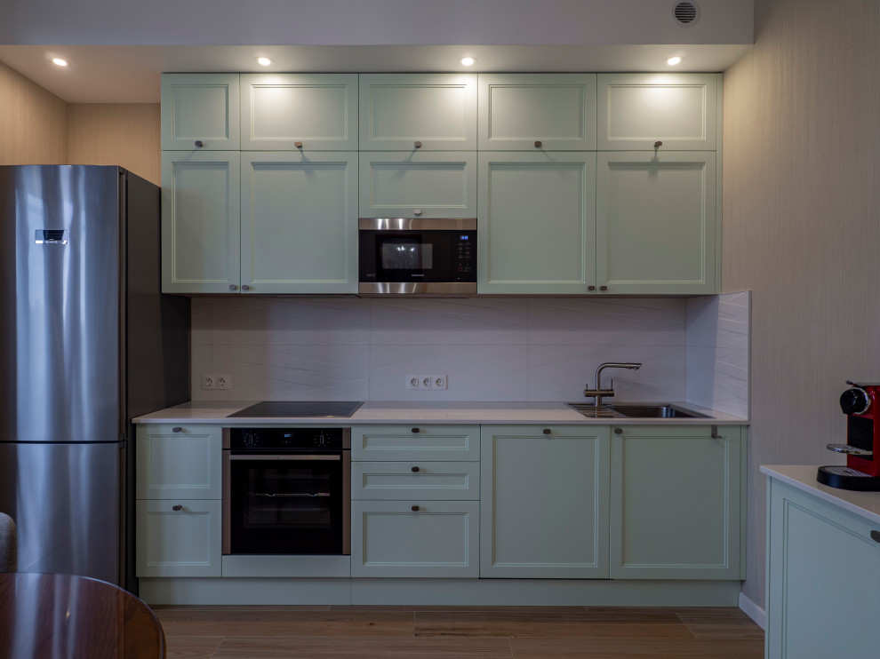 Нежная светло-мятная кухня в стиле неоклассика