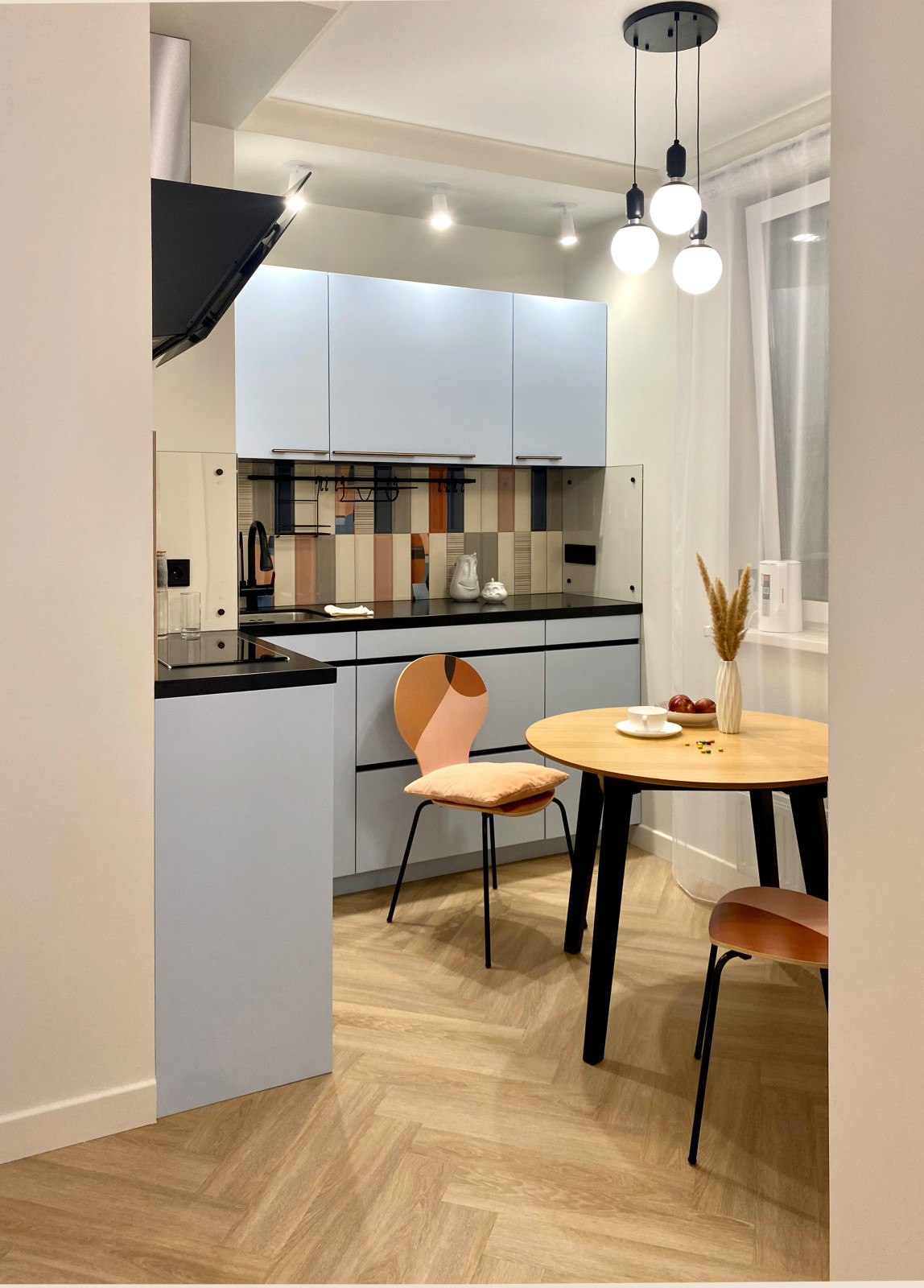 Малые м2 - не помеха комфорта. Смелый и яркий интерьер для молодой семьи