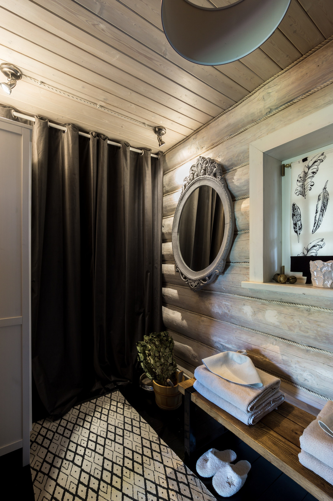 Черно-белая баня с яркими акцентами