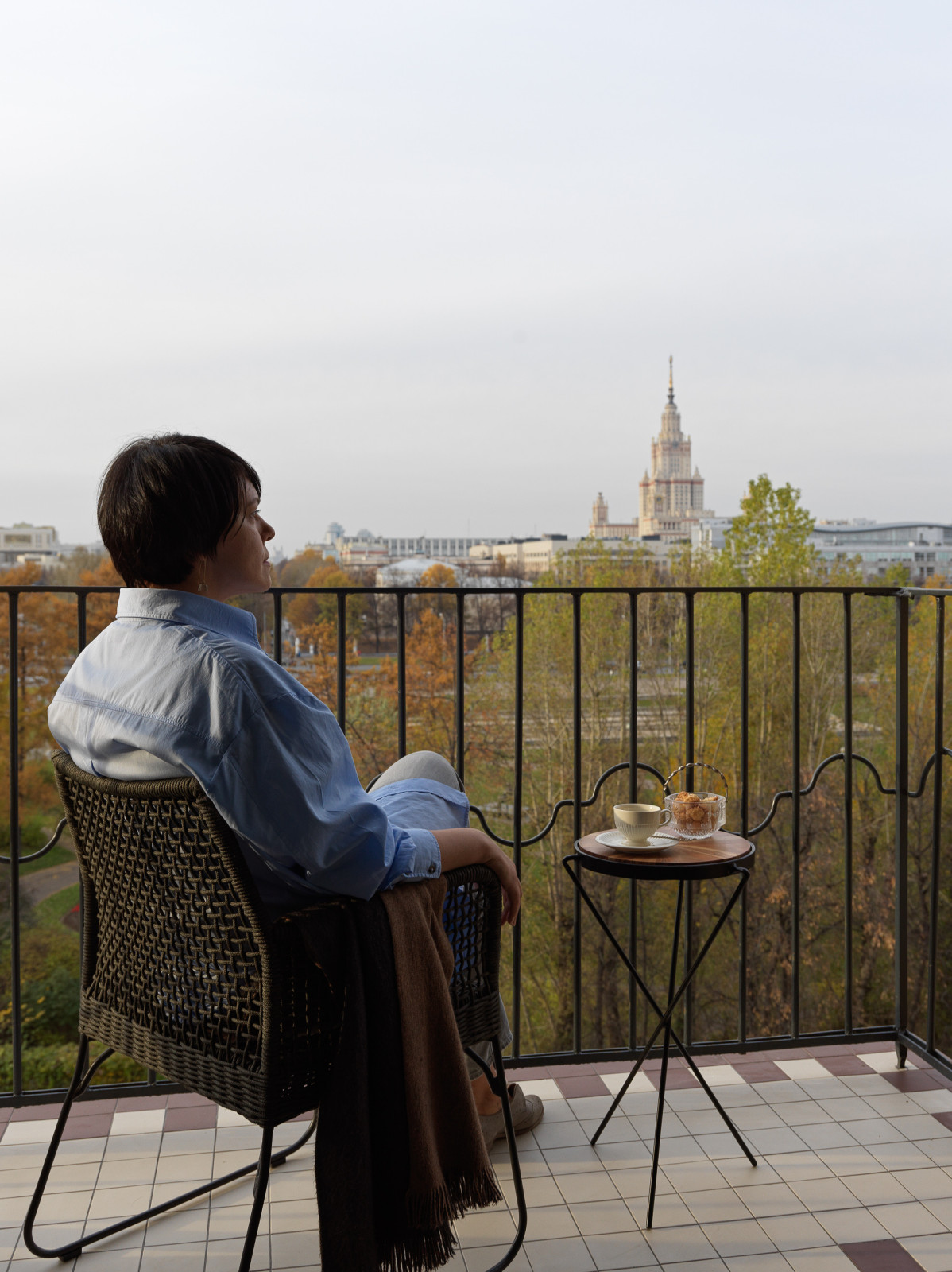 Houzz тур: Квартира со внутренним окном и винтажной мебелью