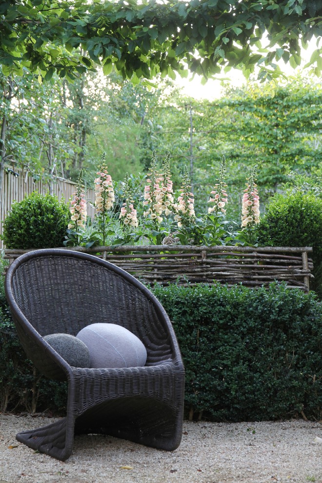 Обставляем лужайку: 8 стратегий украшения ландшафта мебелью