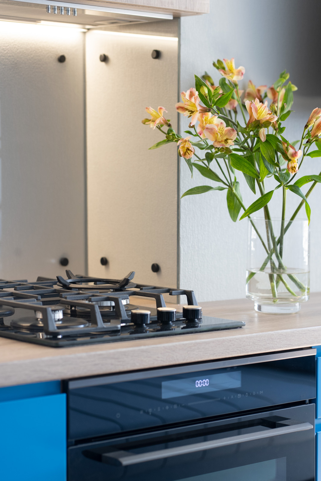 Многофункциональная кухня в ярком цвете