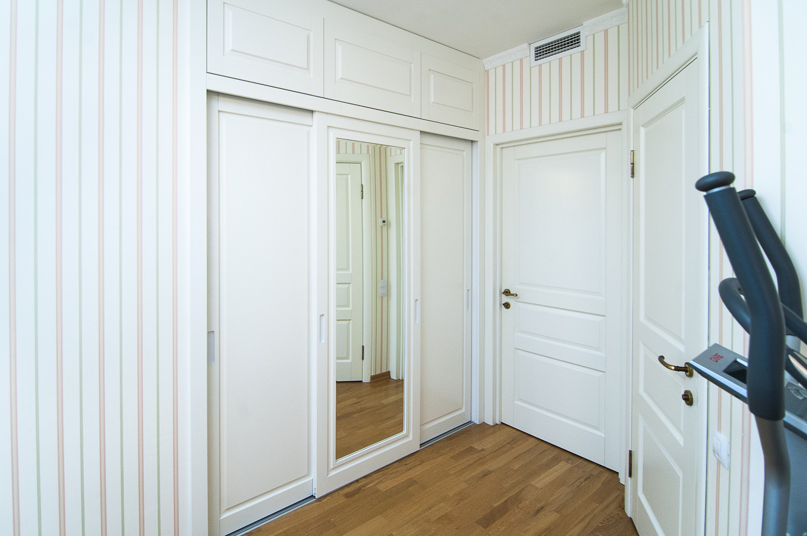 Встроенные двери купе в нишу для девушки в СПб