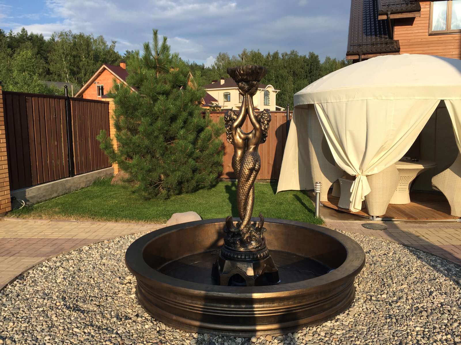 Садовый фонтан из бетона в античной бронзе